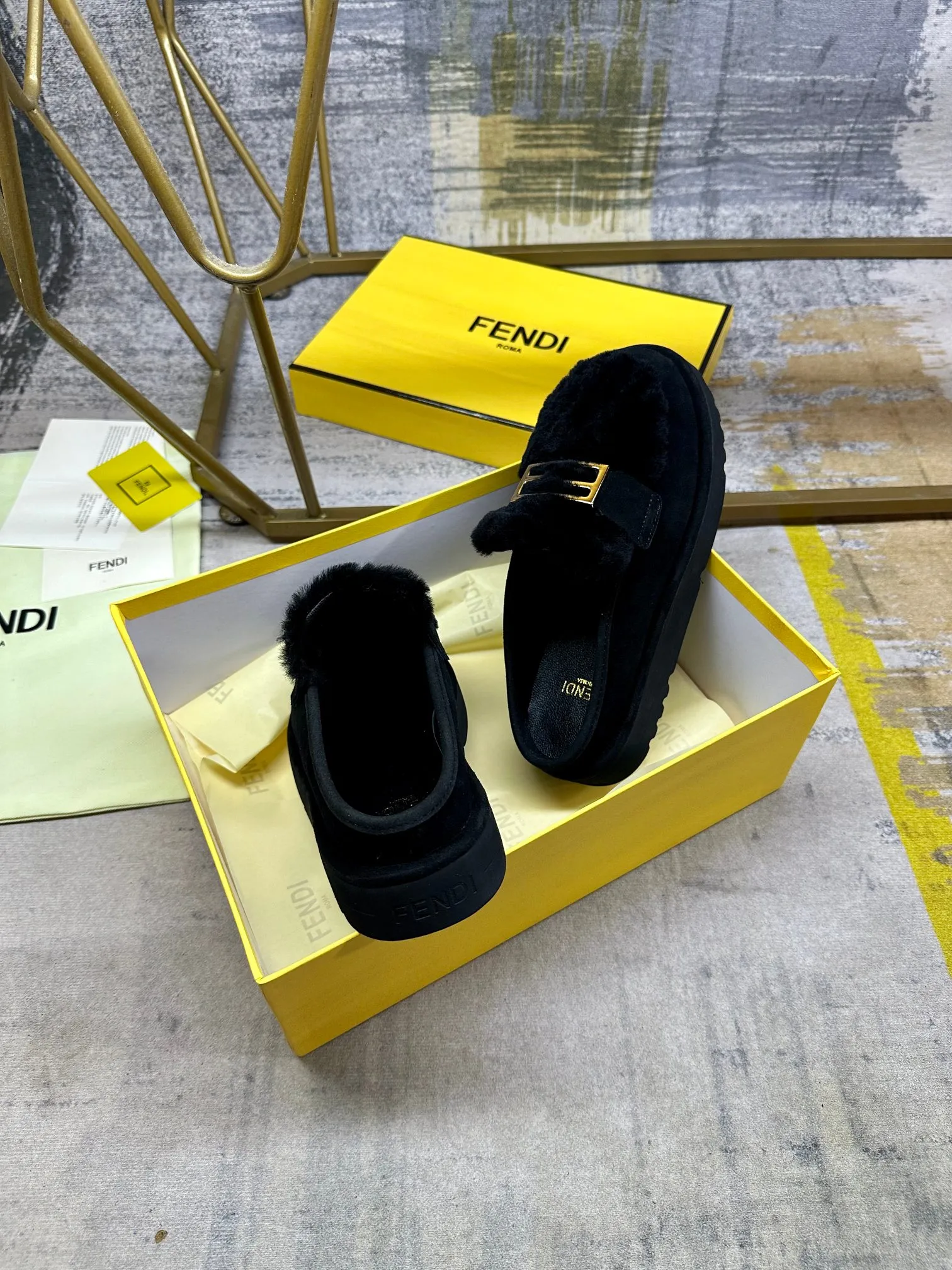 p518🐮🐮FENDI’s latest après-ski casual round-toe flat shoes. Made of black suede material, with straight fur tongue of the same color. Decorated with Baguette hardware in gold-finish metal. Thick black non-slip sole with FENDI logo on the heel, women's sizes 35-40, men's 39-45